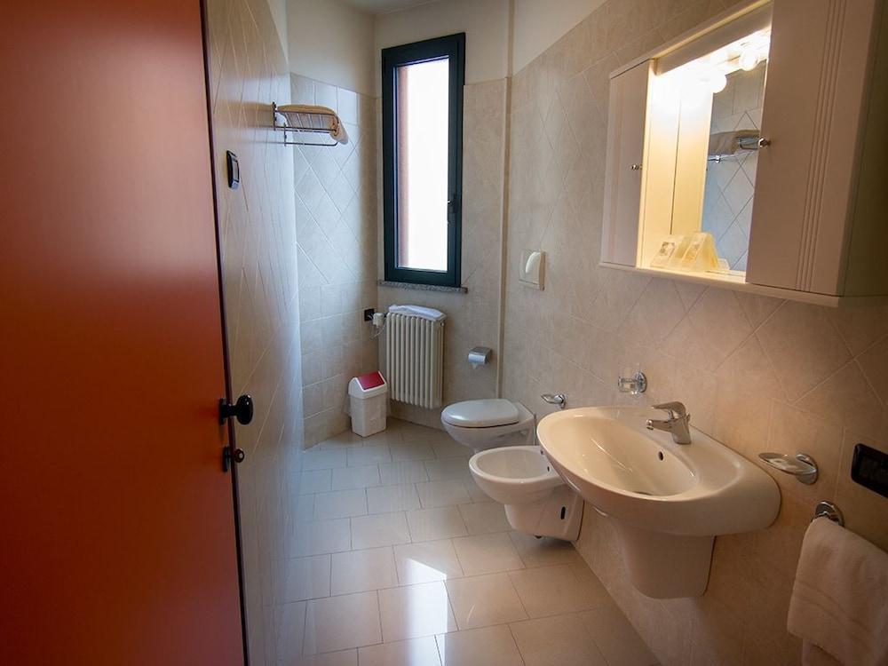 Eden Hotel Castel dʼArio Exteriör bild